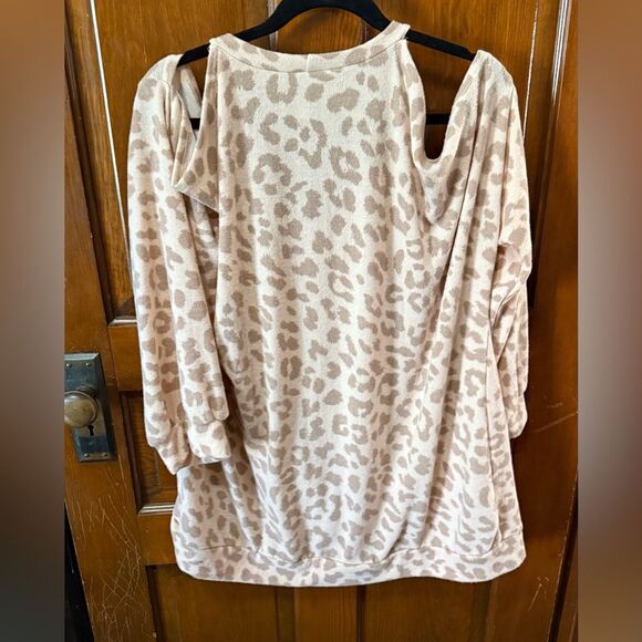Celeste Sweater Top 2X Plus Size Pink Leopard Print Cold Shoulder Soft Knit EUC - Picture 2 of 6
